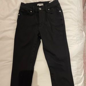 Black skinny good American pants.